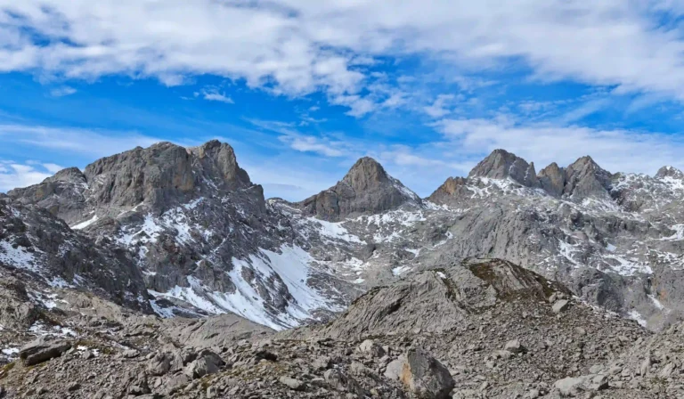 Ascensión a Horcados Rojos desde Fuente Dé: Guía Técnica